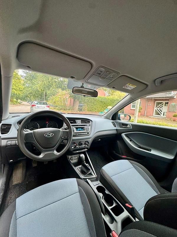 Blau Gebraucht 2017 Hyundai i20 Classic Kleinwagen | 3.900 € (Guter Preis) - Bild 1/4