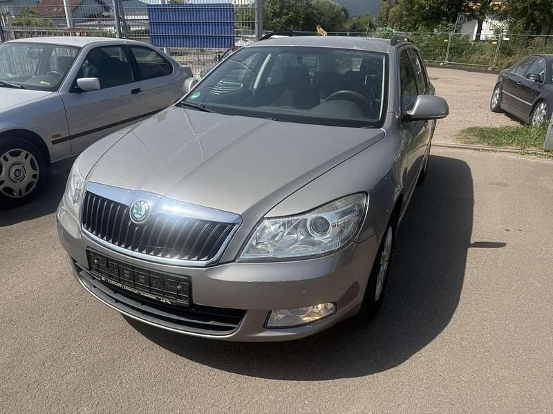 Cappuccinobeige metallic Gebraucht 2011 Skoda Octavia Ambiente Kombi | 2.750 € - Bild 1/4