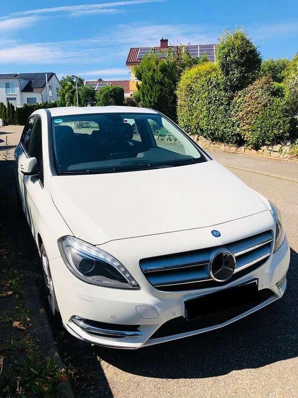 Weiß Gebraucht 2012 Mercedes B200 Van / Kleinbus | 17.250 € (Teuer) - Bild 1/4