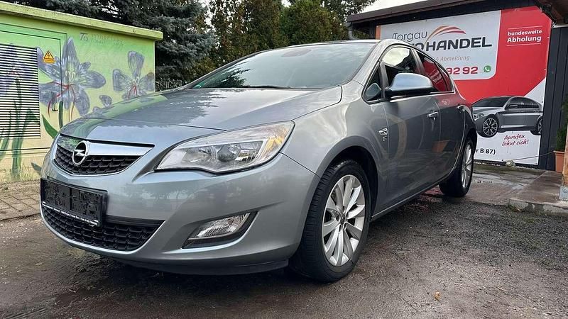 Silbersee/perl silber (m2) Gebraucht 2012 Opel Astra Kleinwagen | 5.999 € (Fairer Preis) - Bild 1/4