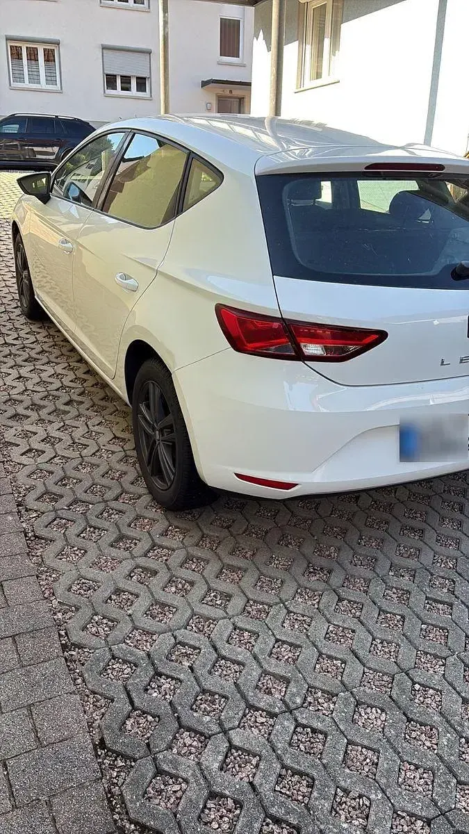 Używany Seat Leon CONNECT 110 KM (80 kW) 2016 Biały Hatchback