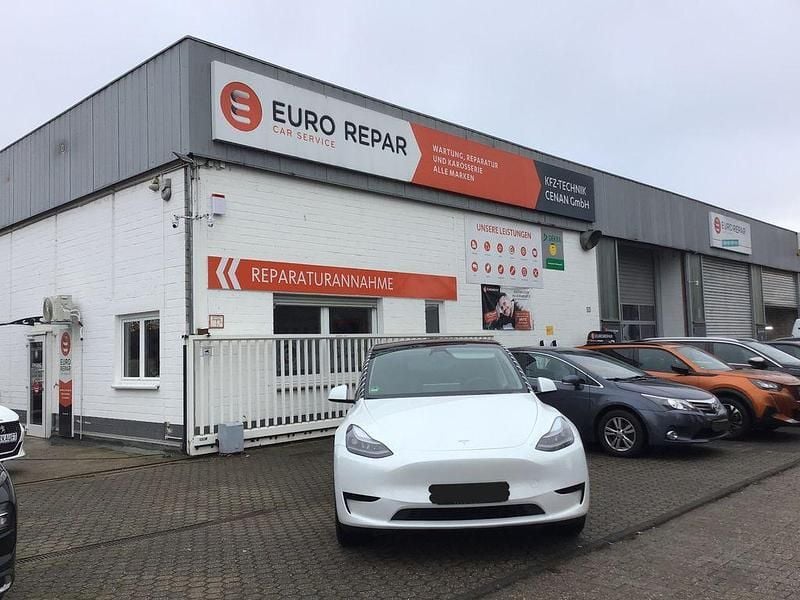 Weiß Gebraucht 2024 Tesla Model Y Long Range RWD SUV | 37.600 € (Fairer Preis) - Bild 1/4