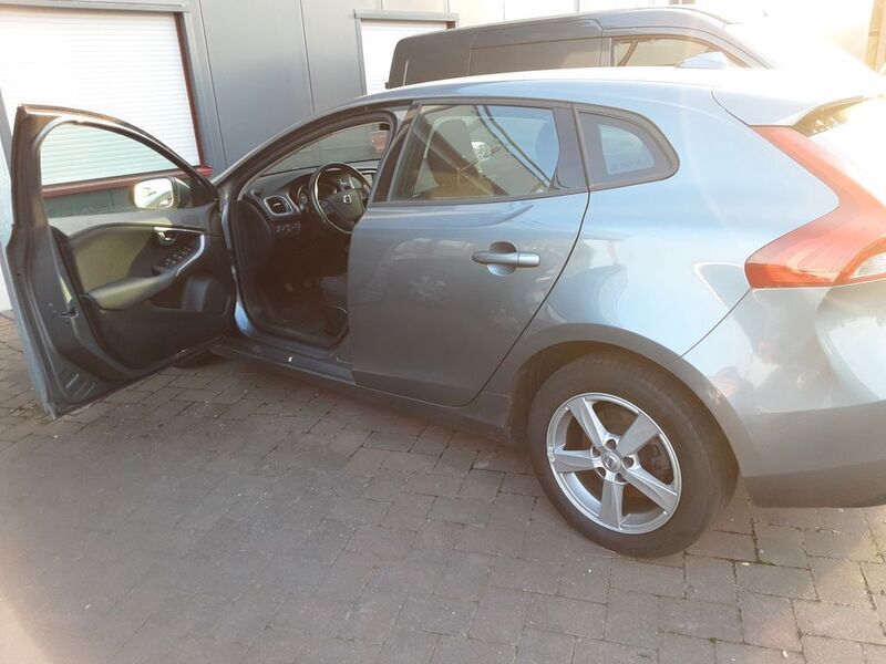 Grau Gebraucht 2018 Volvo V40 Kombi | 12.600 € (Fairer Preis) - Bild 1/4