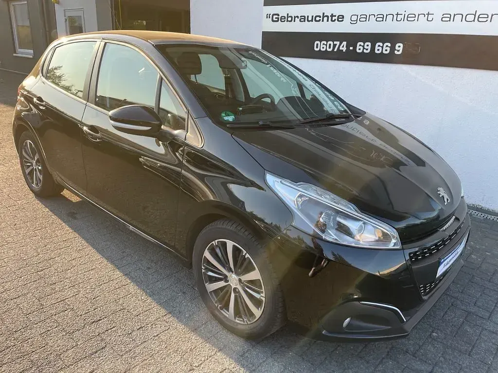 Gebraucht Peugeot 208 Active 82 PS (60 kW) 2018 Schwarz Kleinwagen