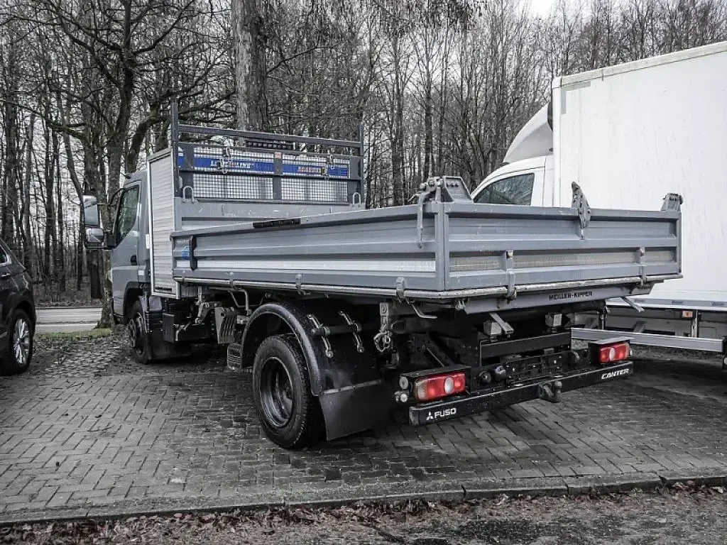 Gebraucht Mitsubishi Canter 175 PS (128 kW) 2021 Basaltgrau Van
