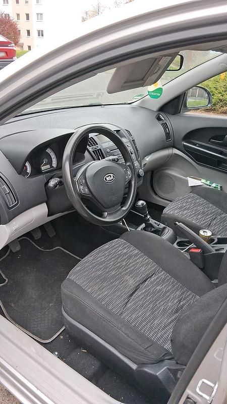 Używany Kia Ceed 96 KM (70 kW) 2008 Szary Hatchback