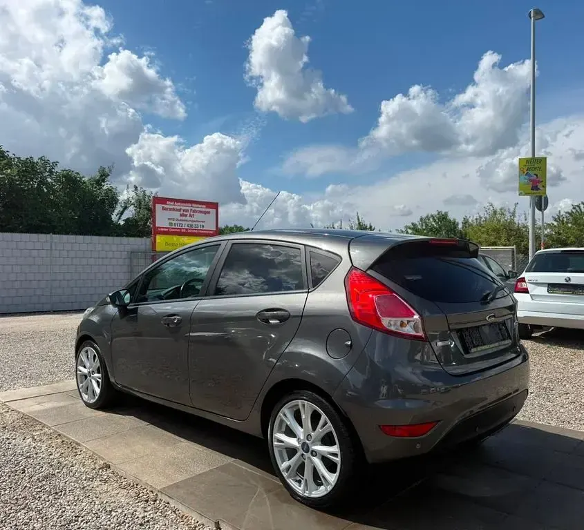 Gebraucht Ford Fiesta Celebration 101 PS (74 kW) 2015 Magnetic Kleinwagen