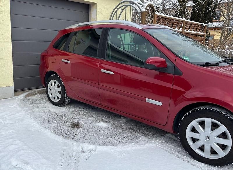 Rot Gebraucht 2011 Renault Clio GrandTour Dynamique Kombi | 2.950 € (Fairer Preis) - Bild 1/4