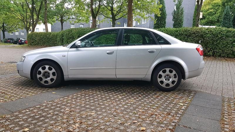 Grau Gebraucht 2004 Audi A4 Limousine | 950 € (Superpreis) - Bild 1/4