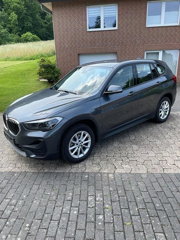 Grau Gebraucht 2022 BMW X1 SUV | 23.950 € (Superpreis) - Bild 1/4