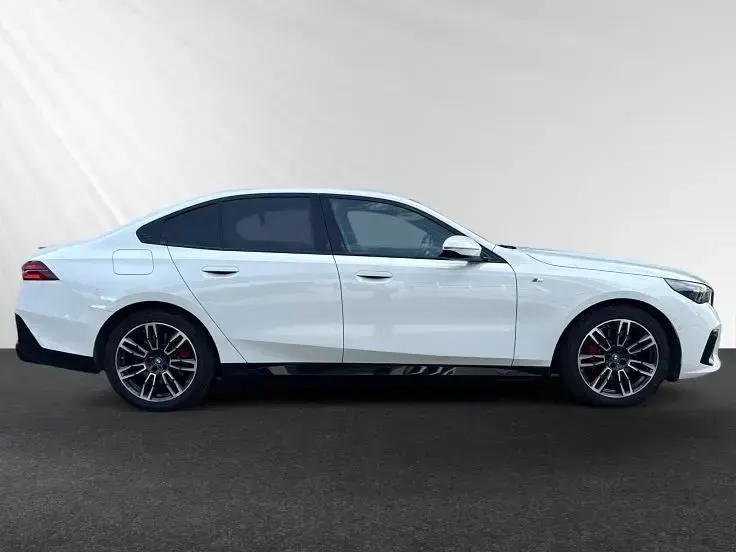 Gebraucht BMW 530e M Sport 299 PS (219 kW) 2024 Alpinweiss Limousine