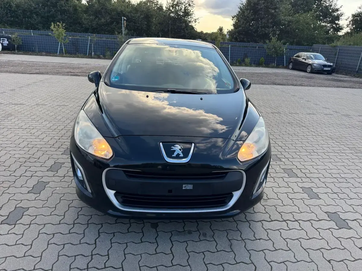 Gebraucht Peugeot 308 Access 111 PS (81 kW) 2012 Schwarz Limousine