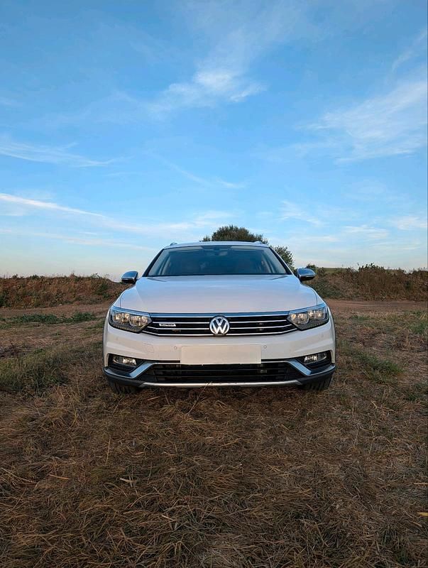Weiß Gebraucht 2016 VW Passat Alltrack Kombi | 15.500 € (Guter Preis) - Bild 1/4