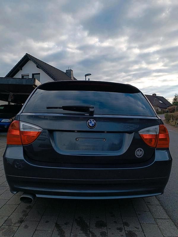 Gebraucht BMW 320 177 PS (130 kW) 2008 Grau Kombi
