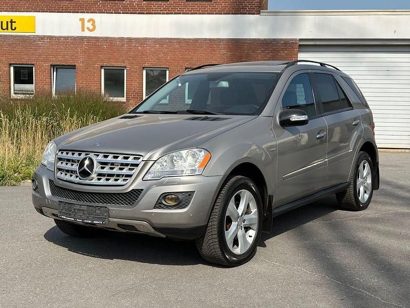 Grau Gebraucht 2010 Mercedes ML320 Edition SUV | 9.800 € (Superpreis) - Bild 1/4