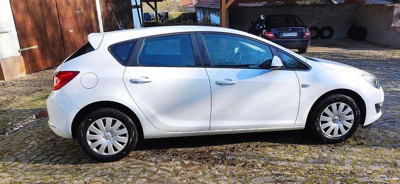 Gebraucht Opel Astra 101 PS (74 kW) 2014 Weiß Limousine