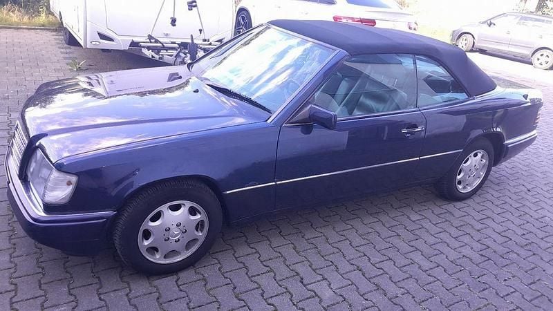 Blau Gebraucht 1996 Mercedes E220 Cabrio | 22.500 € (Guter Preis) - Bild 1/4