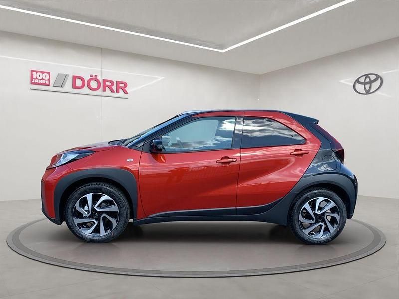 Neu Toyota Aygo X 72 PS (52 kW) 2025 Chili red perleffekt/dach myst SUV