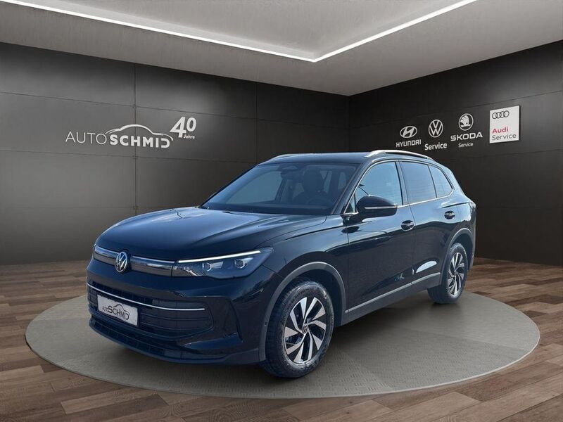 Grenadillschwarz metallic Neu 2025 VW Tiguan Life SUV | 39.880 € (Guter Preis) - Bild 1/4