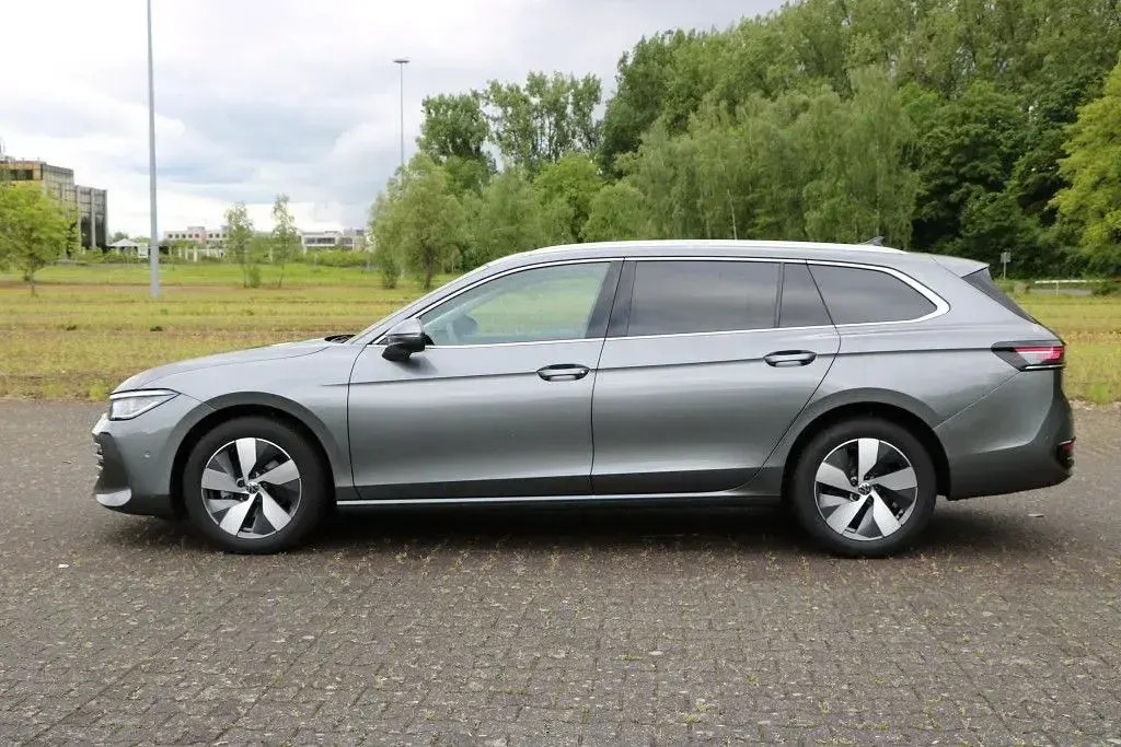 Używany VW Passat Elegance 150 KM (110 kW) 2025 Szary Kombi