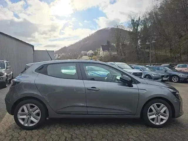 Używany Renault Clio V Evolution 91 KM (66 kW) 2025 Szary Sedan/Limuzyna