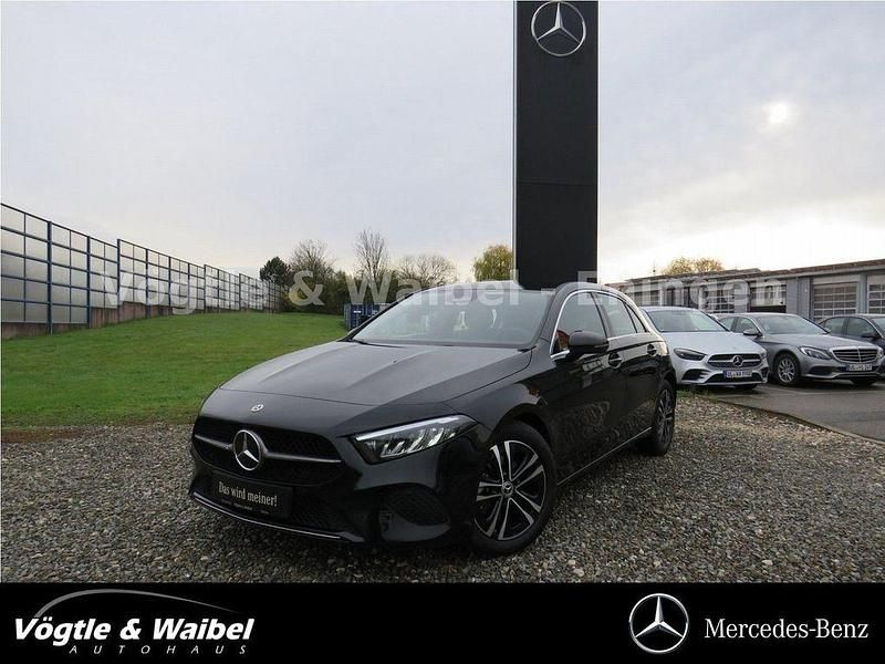 Schwarz Gebraucht 2022 Mercedes A200 Advanced Limousine | 28.990 € (Etwas zu teuer) - Bild 1/4