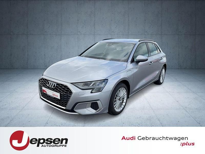 Florettsilber metallic Gebraucht 2024 Audi A3 Sportback e-tron Advanced Kleinwagen | 33.970 € - Bild 1/4