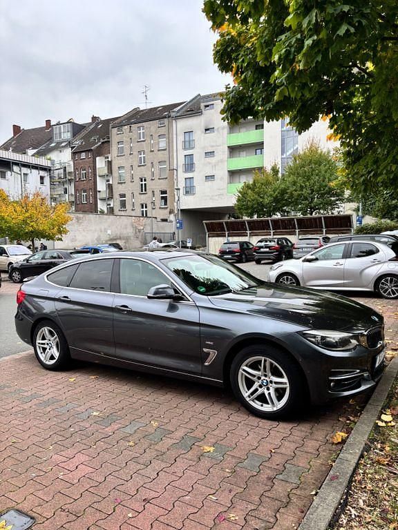 Grau Gebraucht 2017 BMW 320 Gran Turismo Luxury Line Limousine | 21.900 € (Teuer) - Bild 1/4