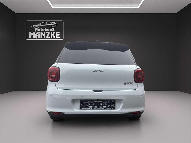 Neu JAC E30X 100 kW (136 PS) 2026 Blue + black top Kleinwagen