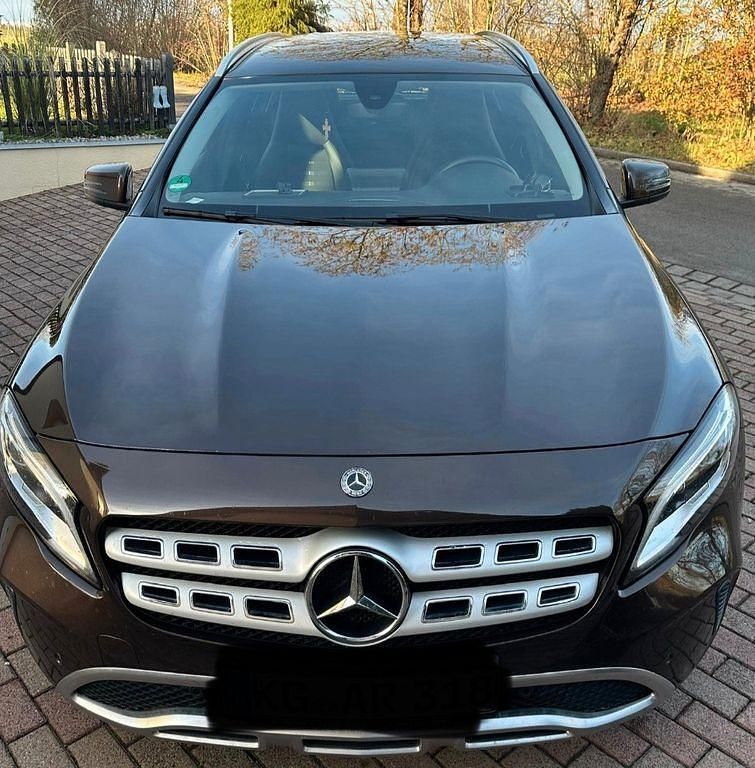 Braun Gebraucht 2017 Mercedes GLA200 Urban SUV | 18.500 € (Fairer Preis) - Bild 1/4