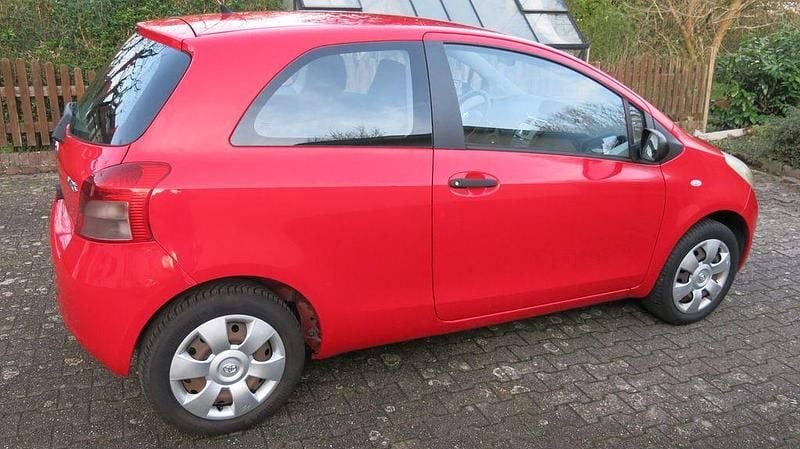 Rot Gebraucht 2008 Toyota Yaris Cool Limousine | 1.600 € (Guter Preis) - Bild 1/4