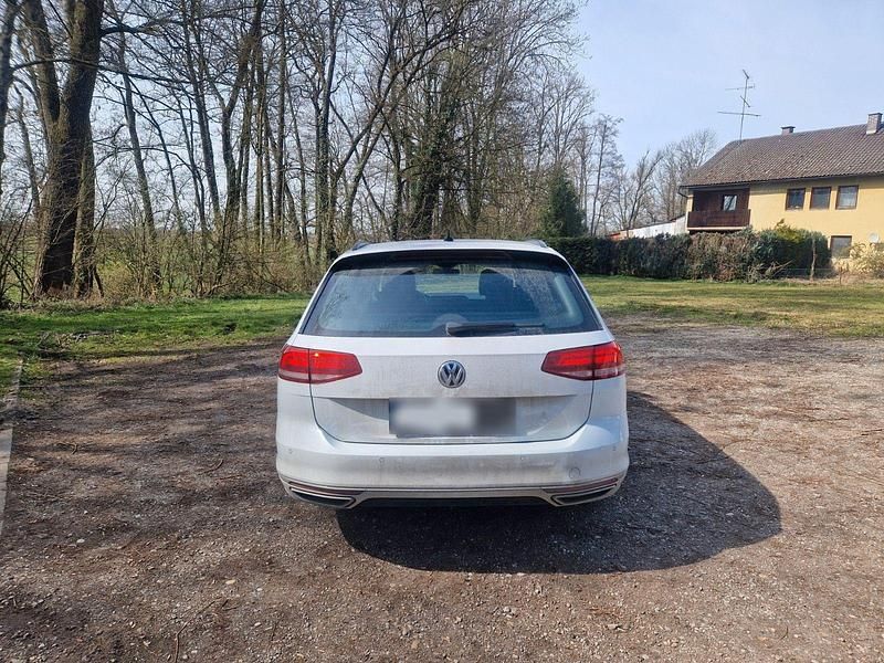 Gebraucht VW Passat R-line 150 PS (110 kW) 2018 Weiß Kombi