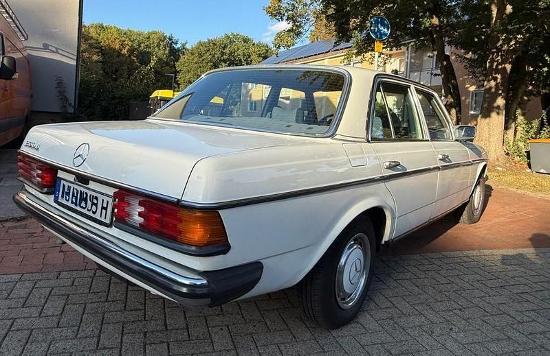 Gebraucht Mercedes 200 60 PS (44 kW) 1979 Weiß Limousine