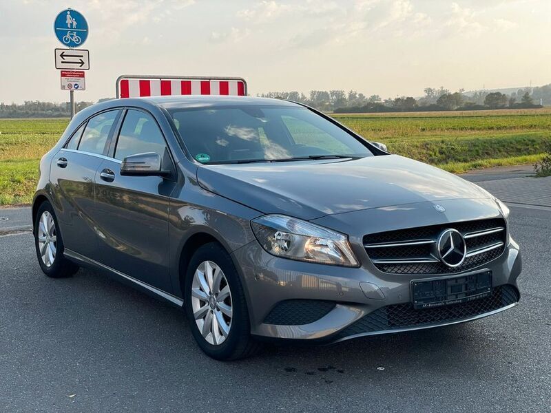 Grau Gebraucht 2015 Mercedes A180 Limousine | 12.790 € (Fairer Preis) - Bild 1/4