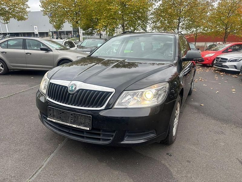 Schwarz Gebraucht 2011 Skoda Octavia Classic Kombi | 3.999 € (Guter Preis) - Bild 1/4