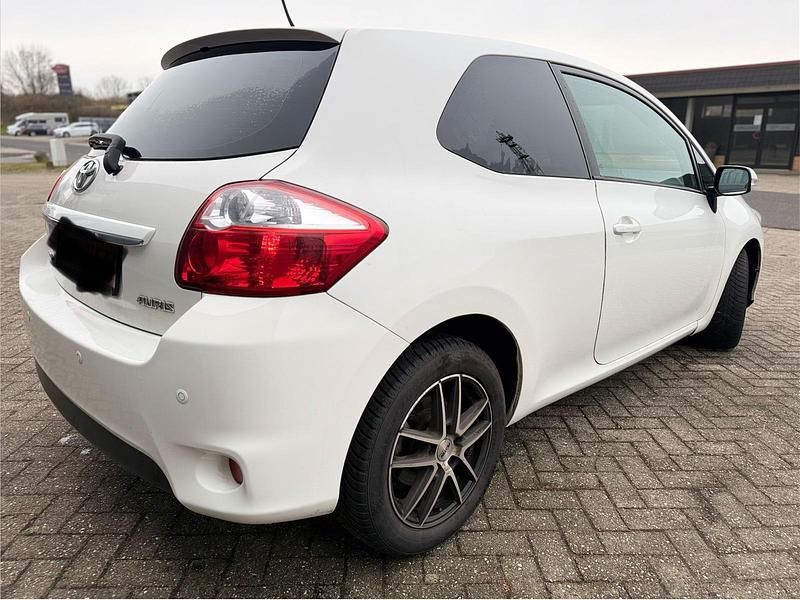 Gebraucht Toyota Auris 126 PS (92 kW) 2011 Weiß Kleinwagen