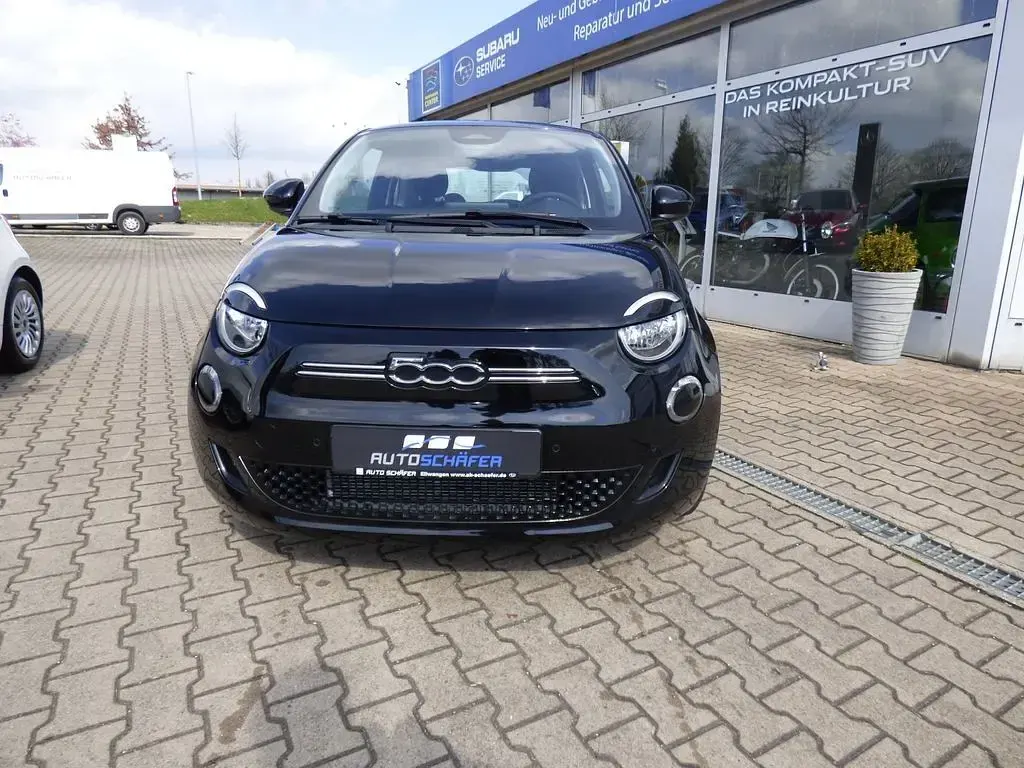 Neu Fiat 500e Red 86 kW (118 PS) 2025 Colore esterno (onyx schwarz) Kleinwagen