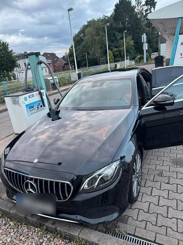 Schwarz Gebraucht 2017 Mercedes E220 Limousine | 24.000 € (Etwas zu teuer) - Bild 1/4