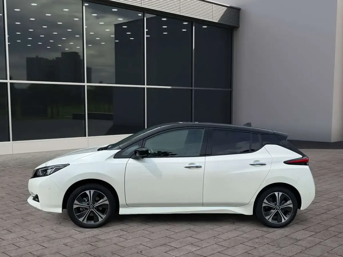 Gebraucht Nissan Leaf Tekna 160 kW (218 PS) 2021 Pearl white/black m Kleinwagen