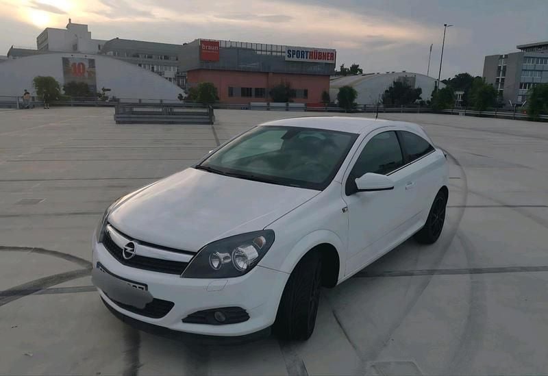 Weiß Gebraucht 2009 Opel Astra GTC Coupé | 3.100 € (Guter Preis) - Bild 1/4