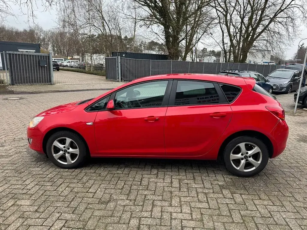 Gebraucht Opel Astra 110 PS (80 kW) 2012 Rot Limousine