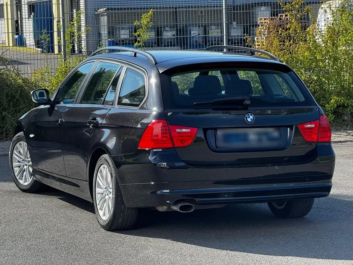 Gebraucht BMW 320 170 PS (125 kW) 2010 Schwarz Kombi