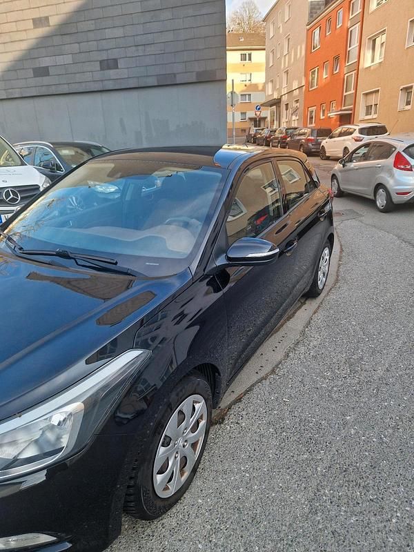 Gebraucht Hyundai i20 84 PS (61 kW) 2015 Schwarz Limousine