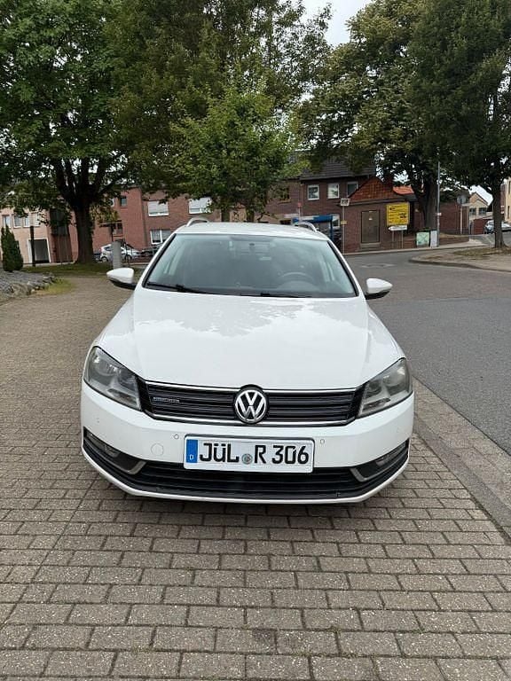 Używany VW Passat 105 KM (77 kW) 2012 Biały Sedan/Limuzyna