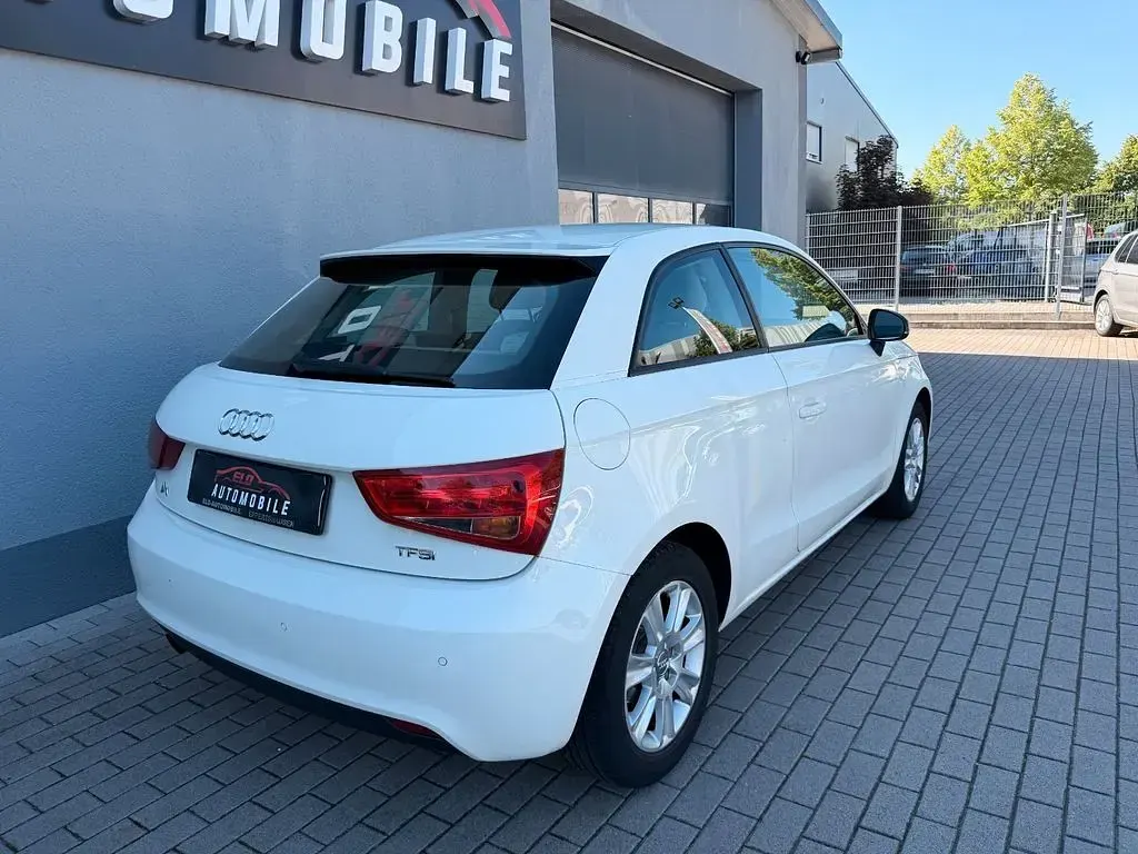 Gebraucht Audi A1 Attraction 86 PS (63 kW) 2012 Weiß Kleinwagen