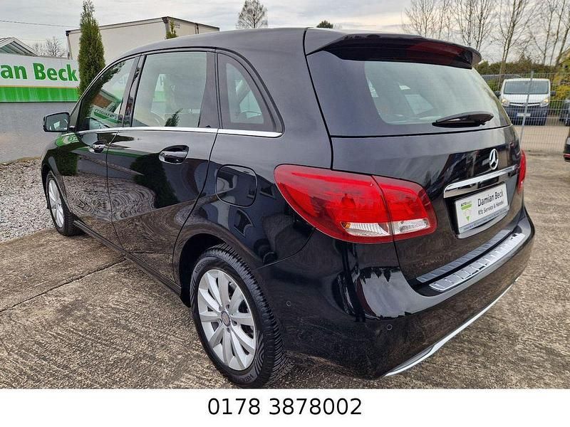 Gebraucht Mercedes B180 Style 122 PS (89 kW) 2015 Kosmosschwarz  metalliclack Van / Kleinbus