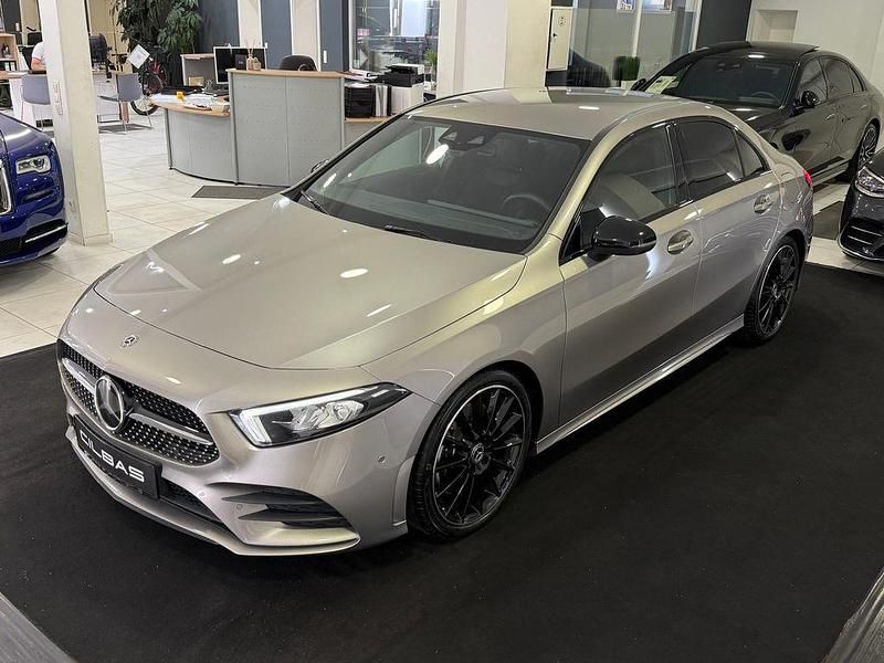 Mojavesilber metalliclack Gebraucht 2020 Mercedes A250 AMG line Limousine | 28.900 € (Etwas zu teuer) - Bild 1/4