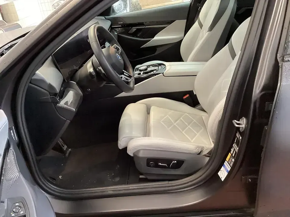 Gebraucht BMW 530e M Sport 299 PS (219 kW) 2024 (grau)  bmw individual frozen deep grey Kombi
