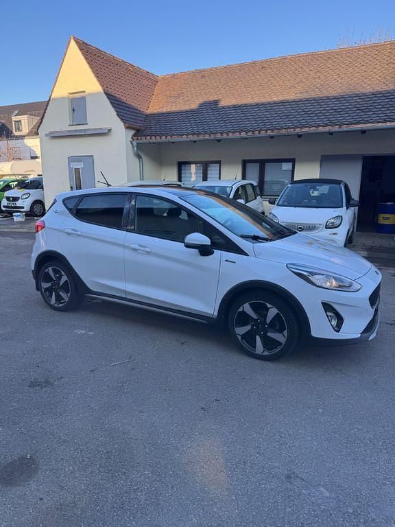 Gebraucht Ford Fiesta Active 101 PS (74 kW) 2018 Weiß Kleinwagen