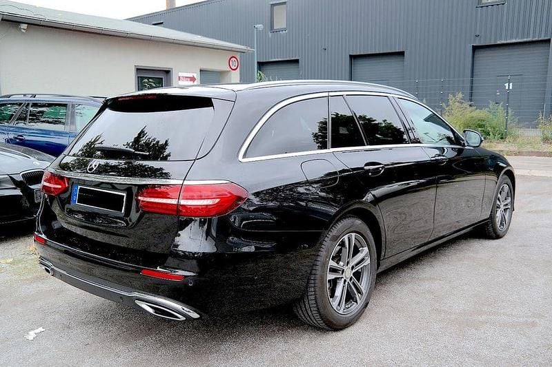 Gebraucht Mercedes E220 200 PS (147 kW) 2023 Schwarz Limousine